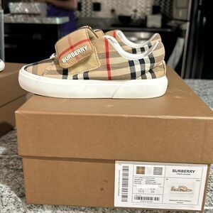 Burberry Sneaker with strap size 29